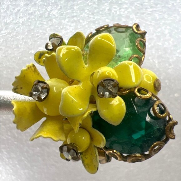 Vtg 50s Yellow Enamel Flower Clip Earrings Green Thermoplastic & Rhinestones - Picture 3 of 9